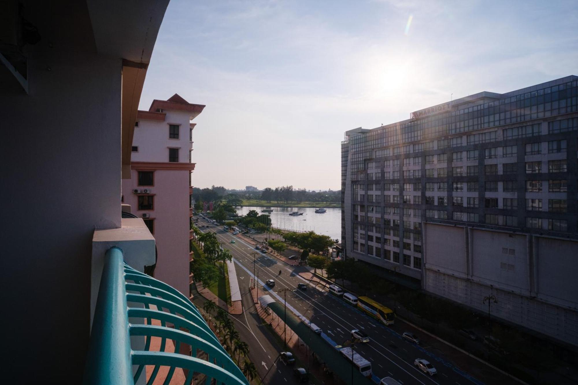 Petronella Apartment C1 Marina Court Кота-Кинабалу Экстерьер фото